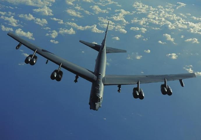 每天认识一件兵器 B-52“同温层堡垒”轰炸机B-52“同温层堡垒”（Strat