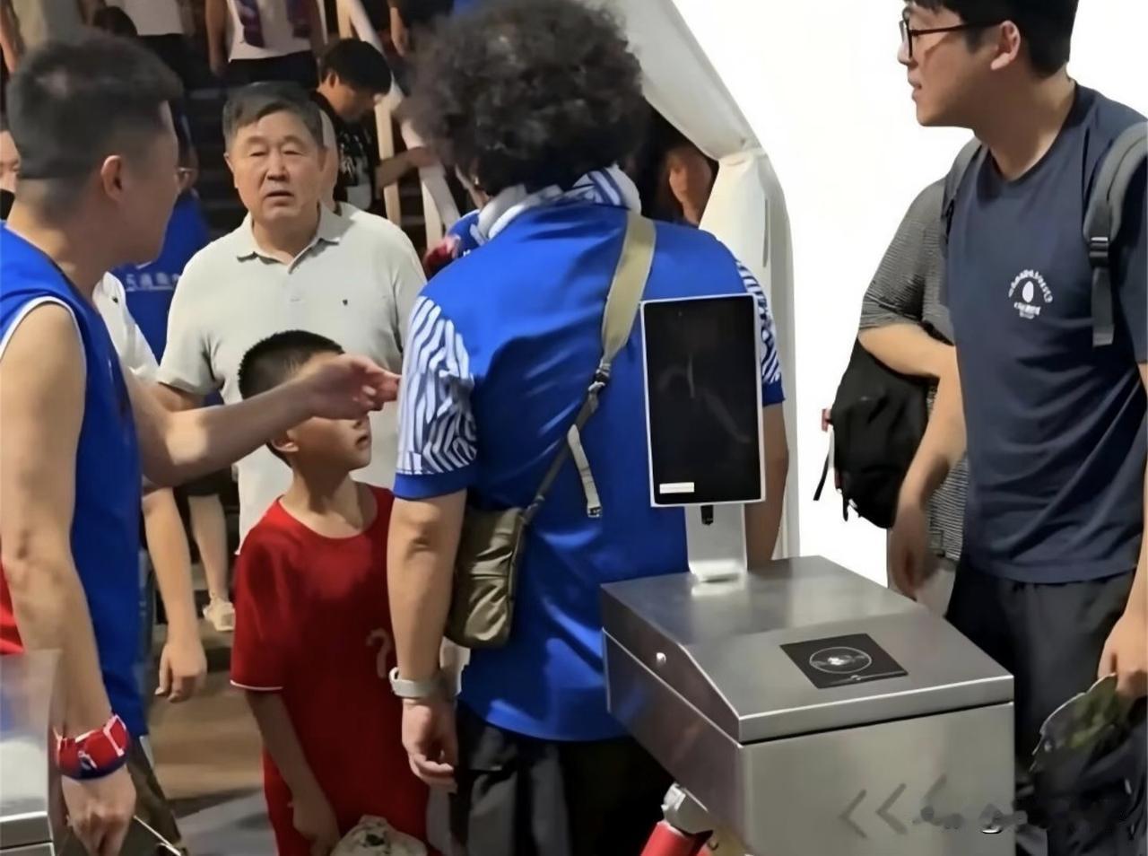上海申花主场0:3不敌北京国安后，申花球迷对着一名身穿武磊7号球衣的孩子进行围堵