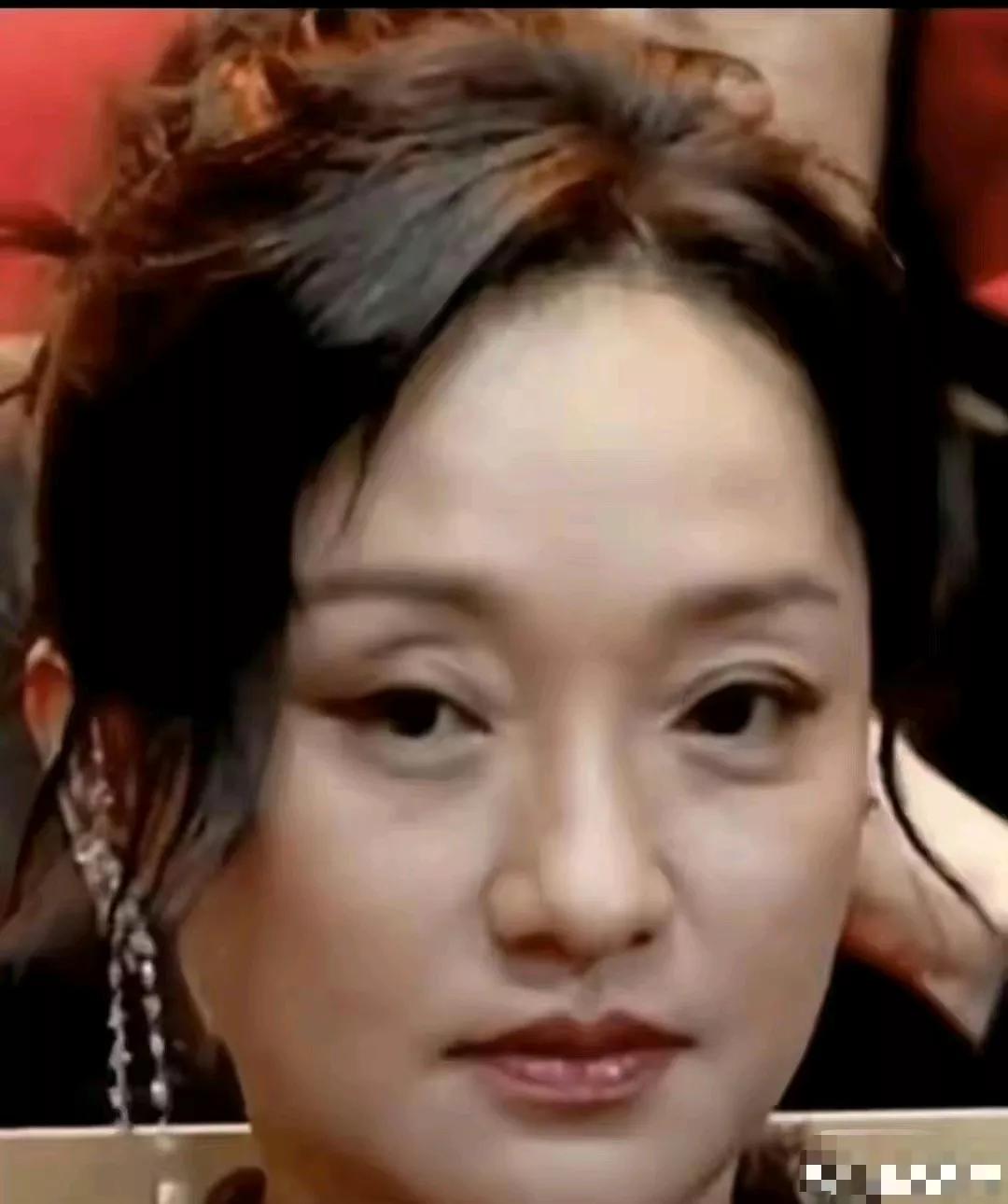 娱乐圈女星有几个能经得住近距离素颜观察的？
别说是50岁的周迅了，就是很多年轻女