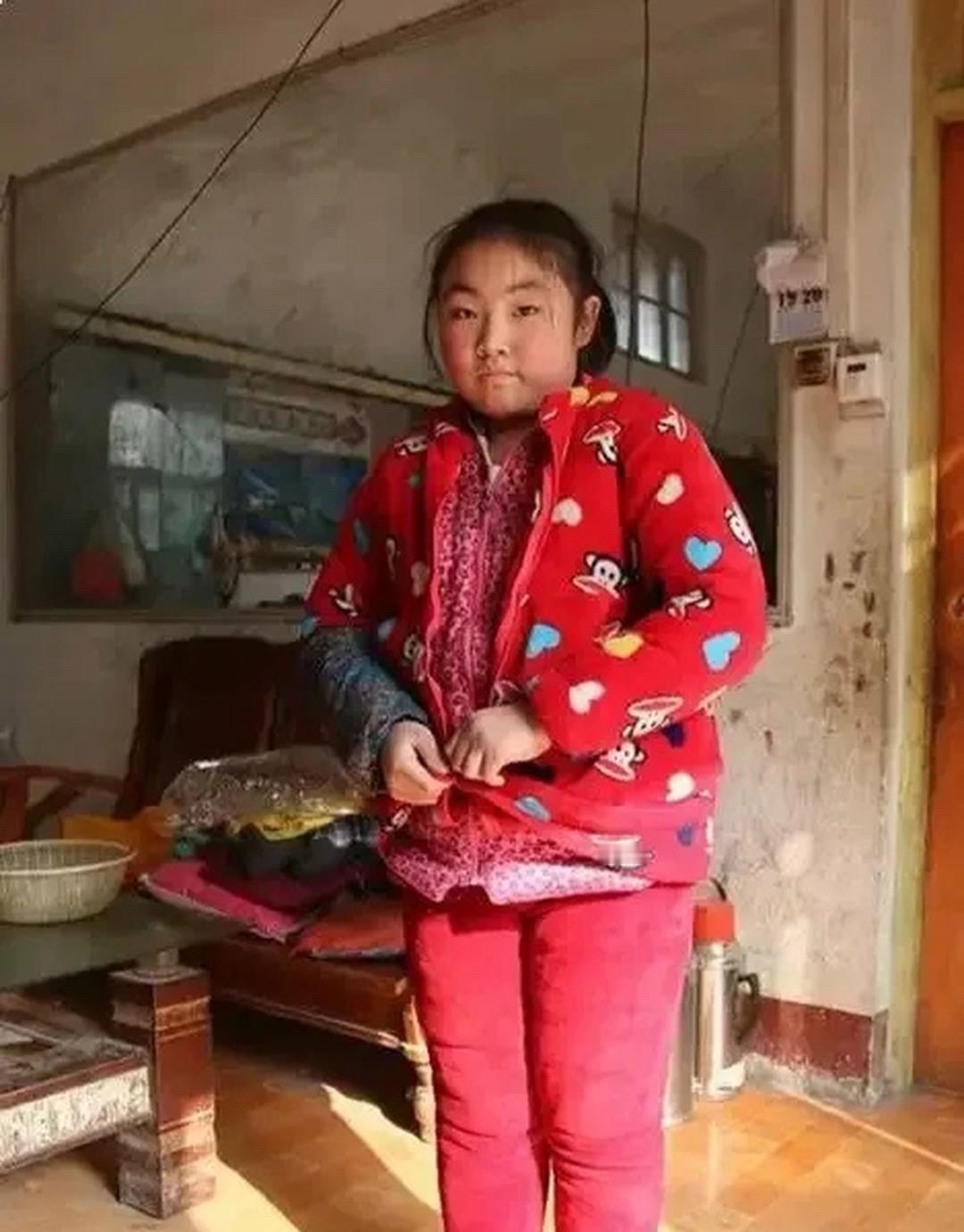 高考结束的第二天，

别的孩子都在狂欢，

她却背着编织袋坐上了去贵阳的火车。