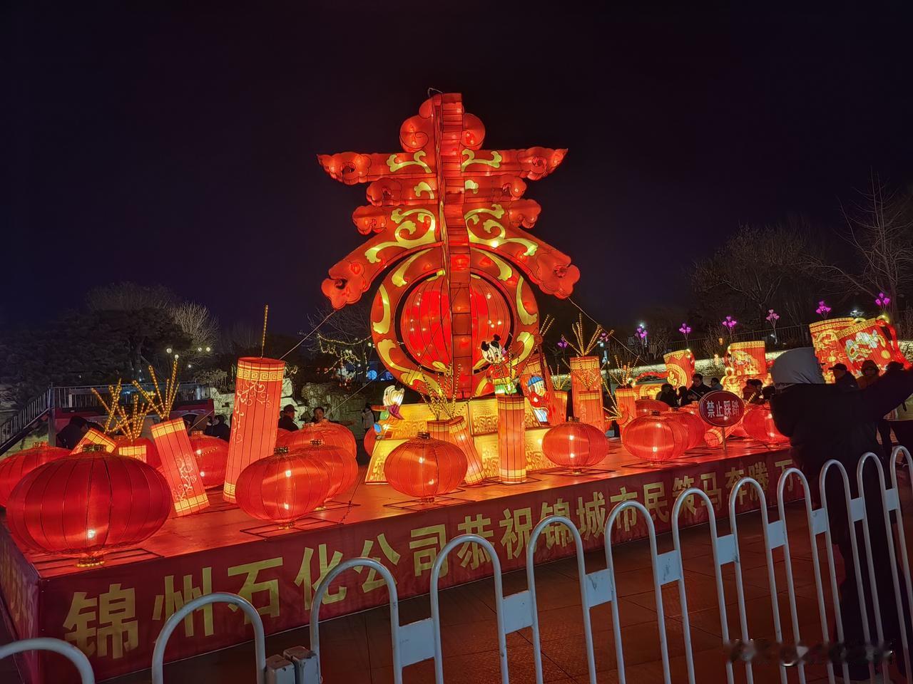 春节我给儿媳妇3000元红包，老公说发少了。

我一个月的退休金只有2800元，