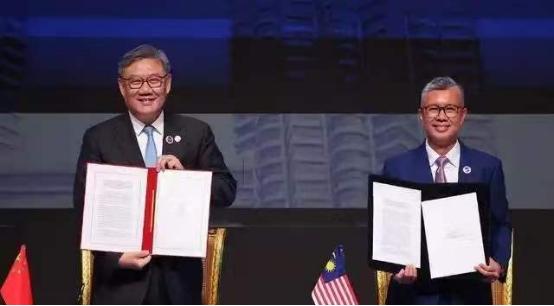 马科斯精心布置豪华东盟晚宴，本想拉拢各国站台，不料五个国家代表集体缺席。这是各国