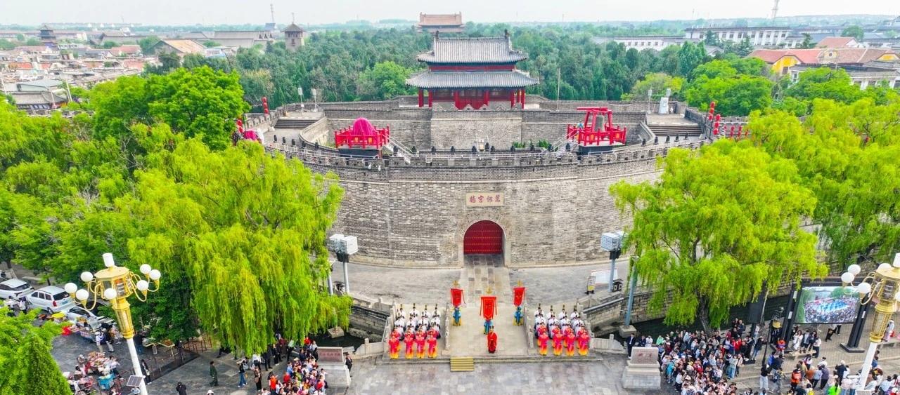 虽然济宁的整体名气不大，但是下面的县城却非常出名。曲阜是“孔子故里”，邹城是“孟