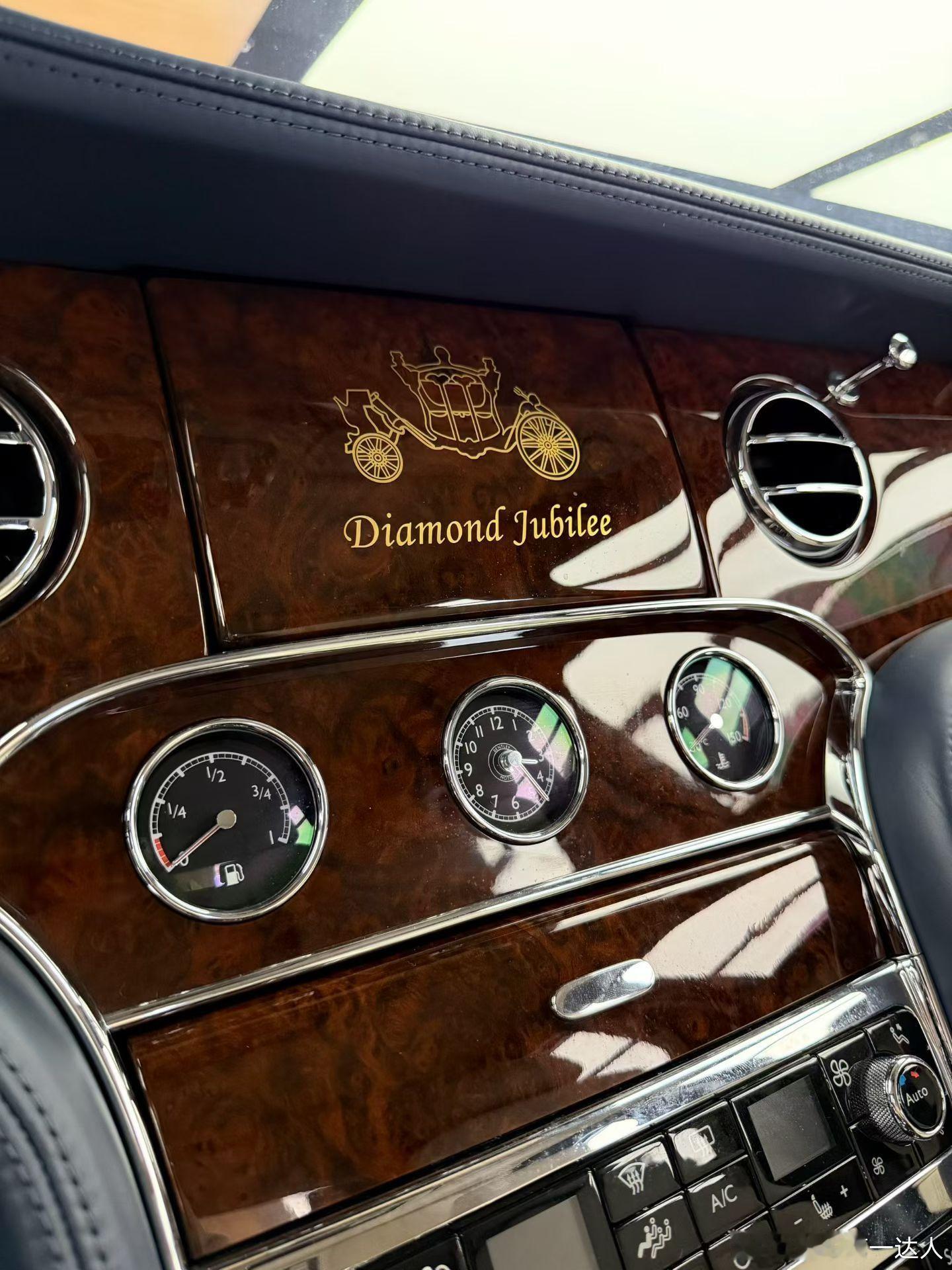 宾利.慕尚女王登基60周年纪念版，指导价688w，12年上户，10万公里多 