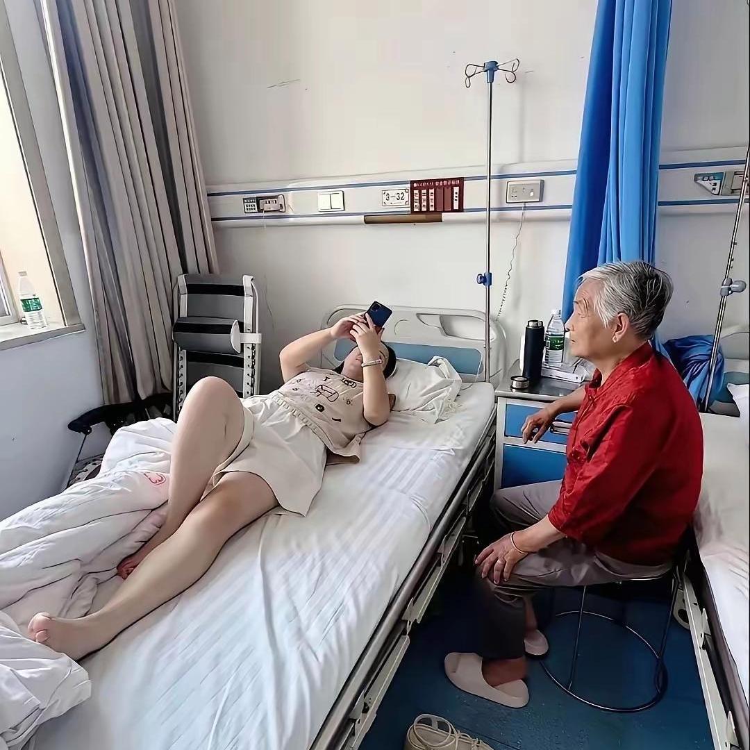 典型的隔辈滤镜太重，换儿子早就挨骂了
 
病房里一幕看得特别真实，孙女直接躺在病