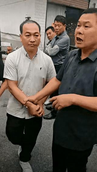 虽然白吃白喝人品不咋地，但主家不应大庭广众让他丢人，背后告诫一声，真有一点啥事犯