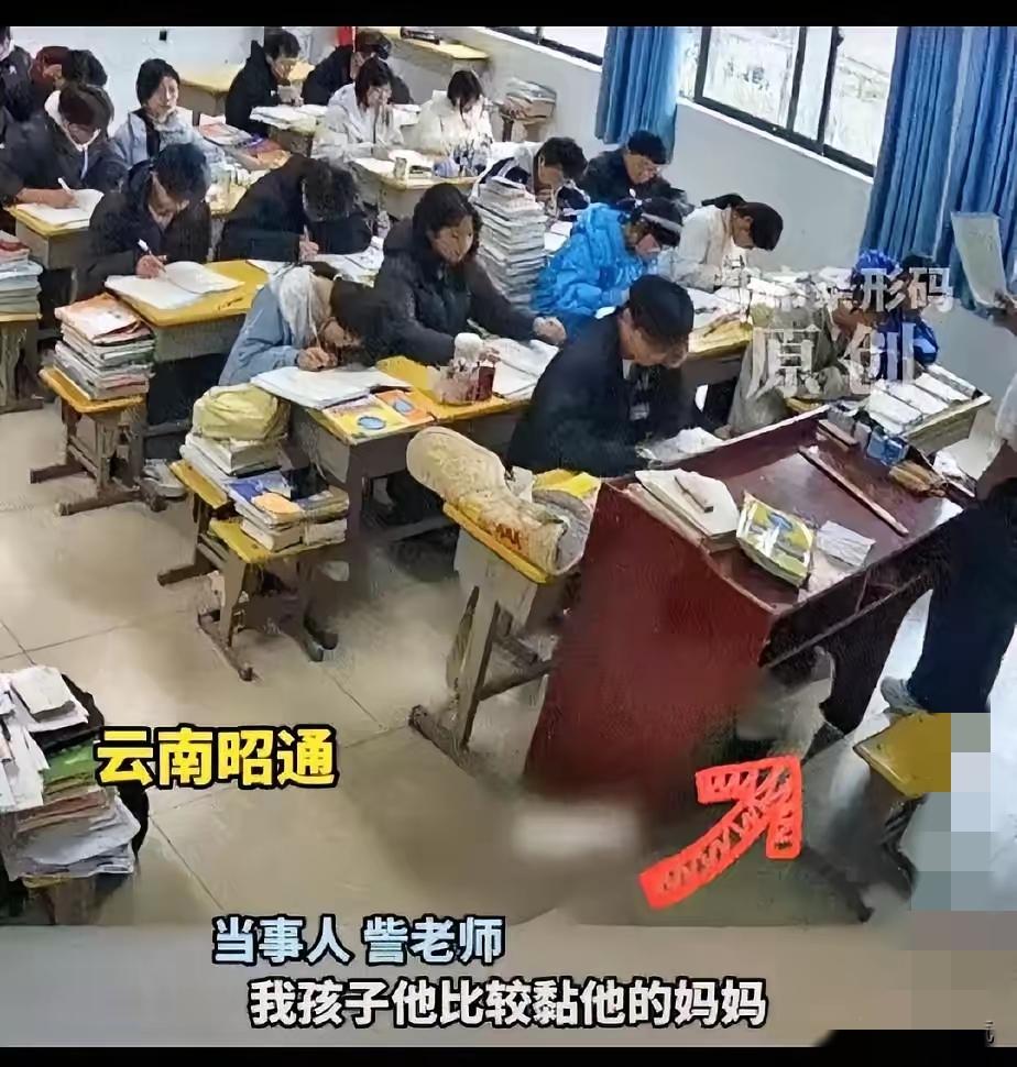 云南这位男老师带1岁娃上课，看哭全网！这不是失职，是走投无路的坚强。
 
老人离