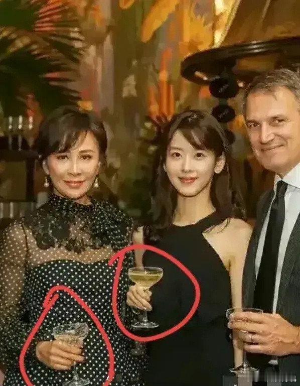 顶级富婆原来是这样的拿酒杯的，可以防止手的温度影响酒的口感 ​​​