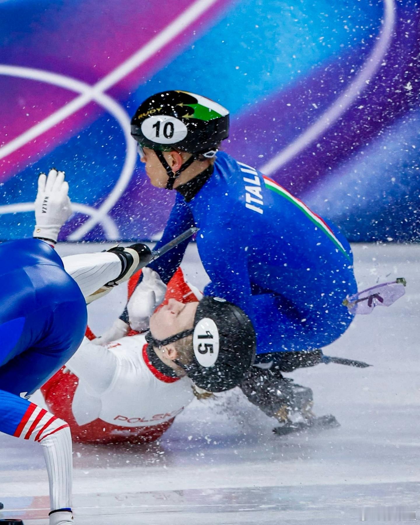 冬奥会波兰重伤运动员报平安之前在短道速滑女子1500米比赛中严重受伤的波兰运动员