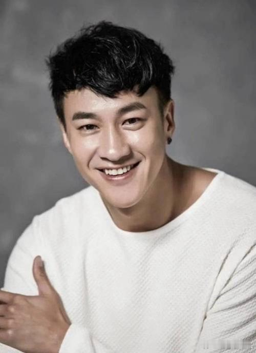 何润东从老年机到电影级画质只需要一天内娱听劝天花板还得看何润东📸老年机画质秒变