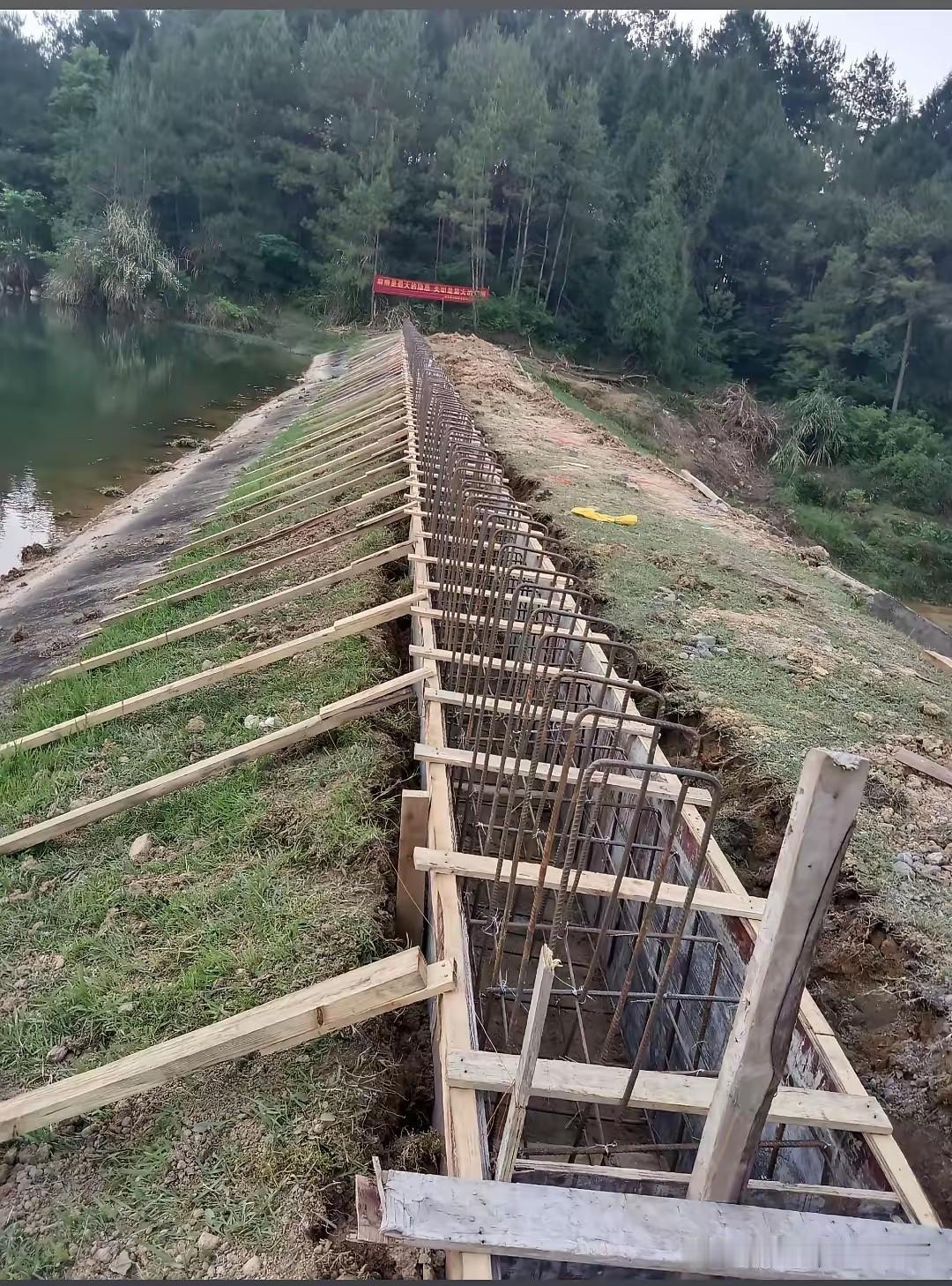 有村镇吸取广西经验教训，给大坝加了一道顶梁！
给点意见

1.看见有人吃亏马上吸