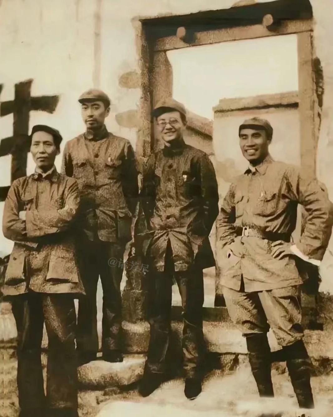 1936年，长征三大主力会师后，红军的几位主要领导留下了这张珍贵合影。经过了九死