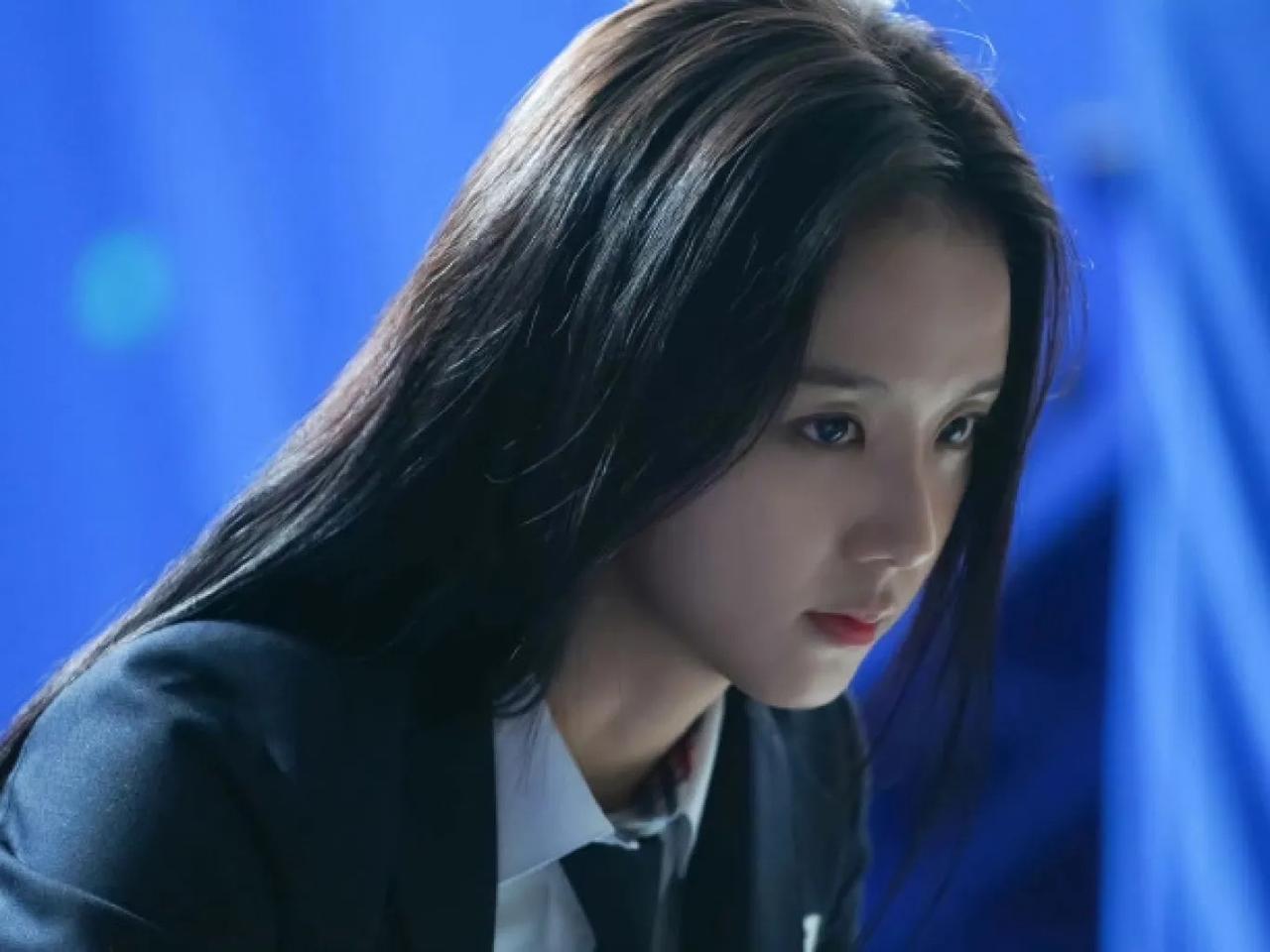 2026年1月17日，韩娱圈惊现一则关于金智秀的爆料，称其自曝与哥哥牵手睡觉，该