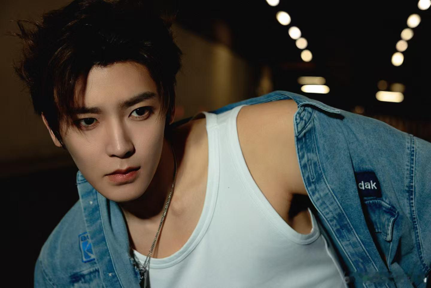 侯明昊不只是演员也是歌手 当年男团出道的实力至今在线，演戏再忙也没放下音乐，每次