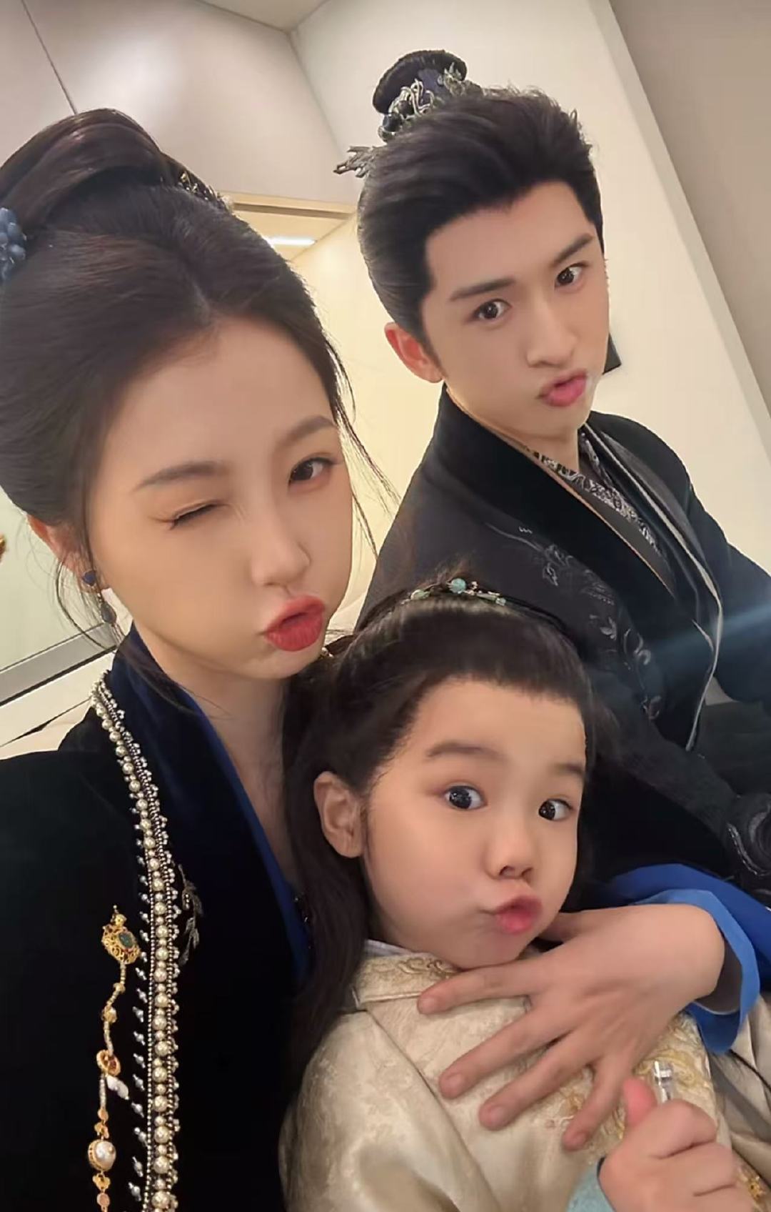 虞书欣张云龙自拍虞书欣张云龙嘟嘴自拍 如此萌的一家三口