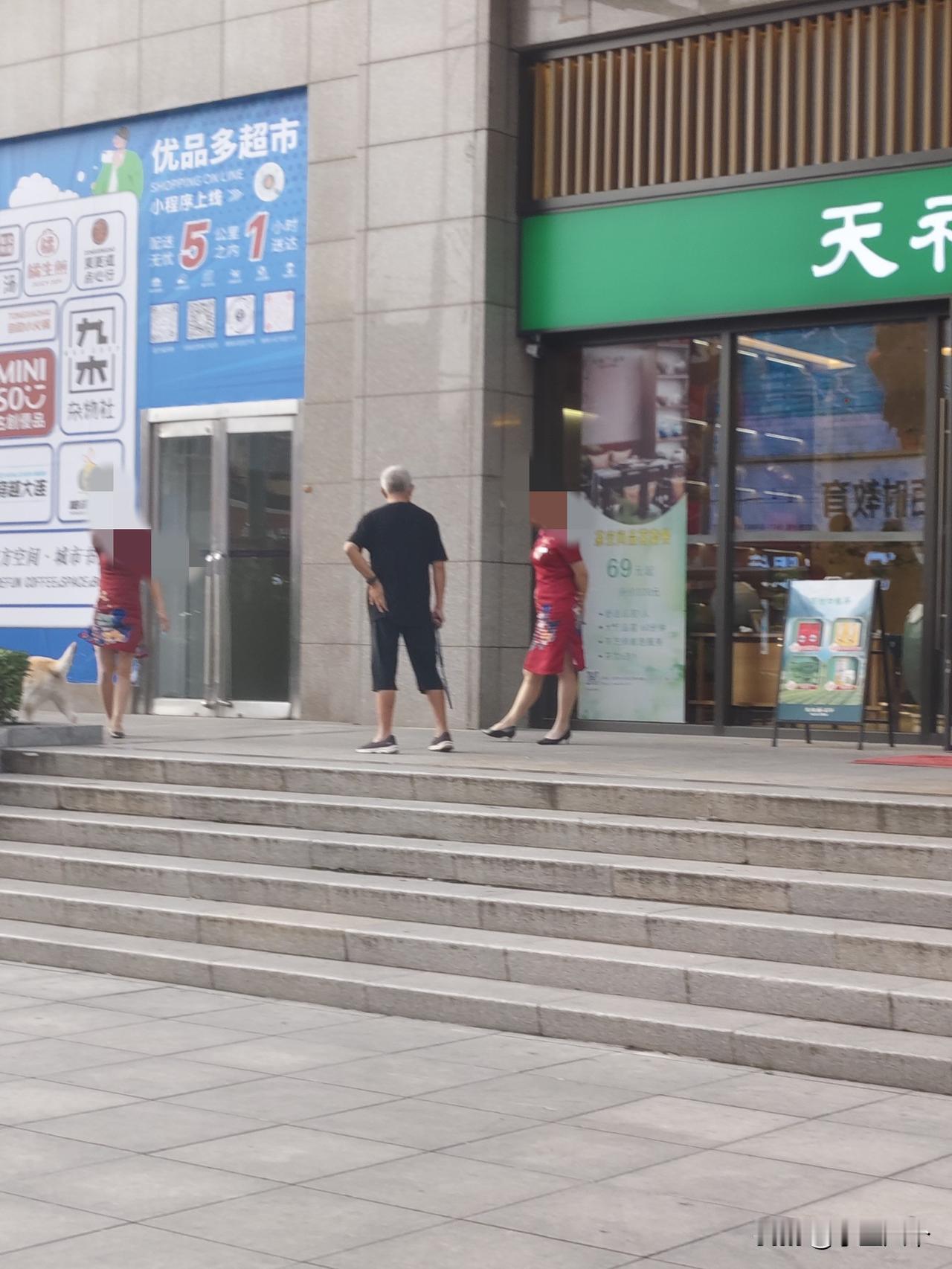 我也不知道卖茶叶的是不是属于饮食行业，昨天路过某茶叶店，看见两个服务员跟一个狗主