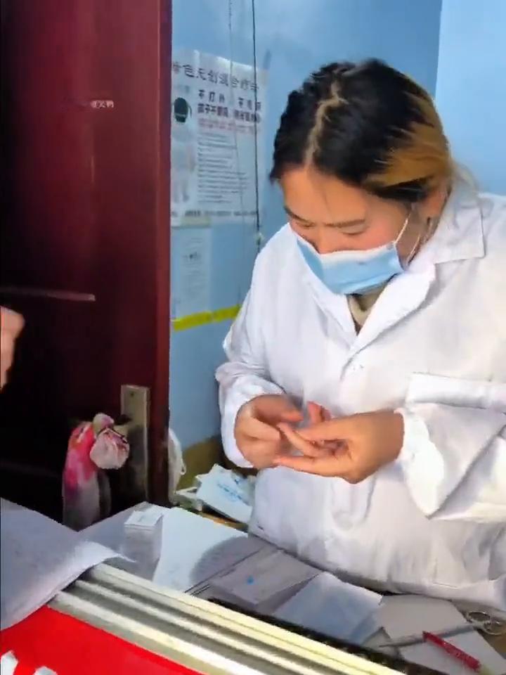 别动，我害怕。你躲你。