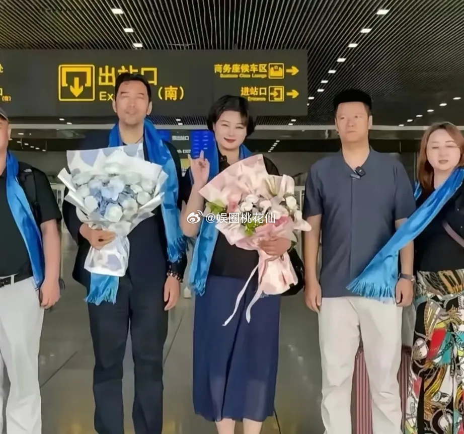 于娜参加公益活动，最近瘦了好多，看着整个人轻盈了不少！她底子好，大高个儿，稍微瘦