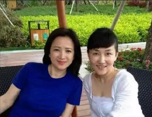 不知道有没有人发现？
何晴去世，其实早有预兆，
不是病情突然恶化，而是她
妹妹何