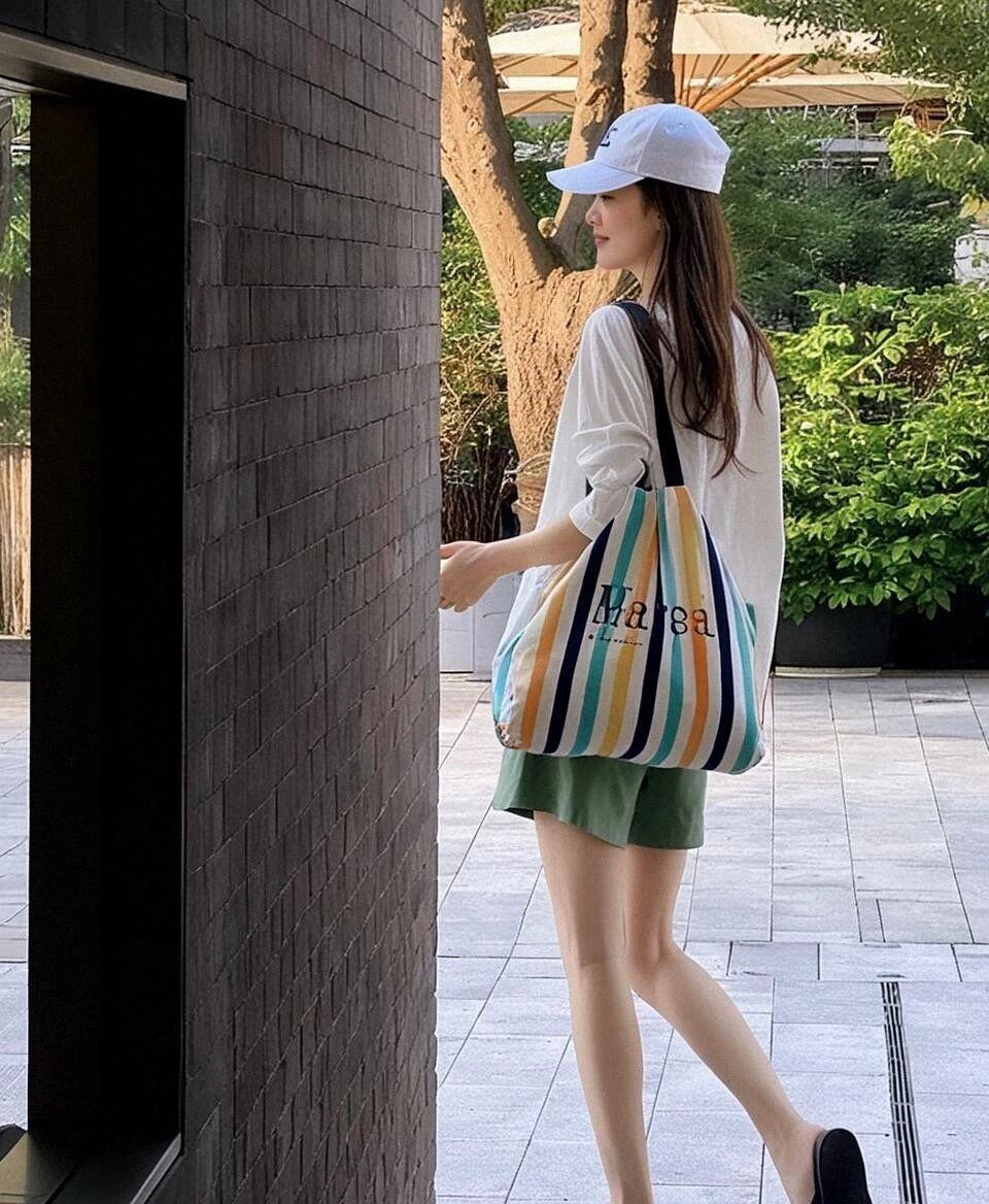 夏日穿搭指南：白色T恤+绿色短裙+条纹帆布包，轻松自在，享受阳光！🌞👗👒
