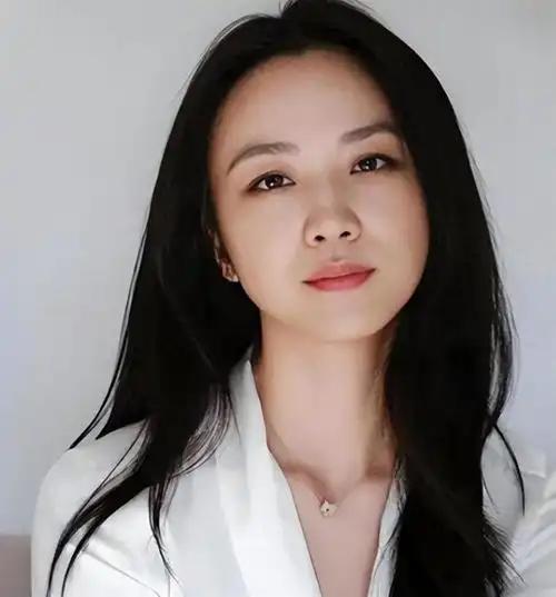 46岁还敢生孩子的女人，要么是疯了，要么是背后站着一个让她逆天改命的男人。
汤唯