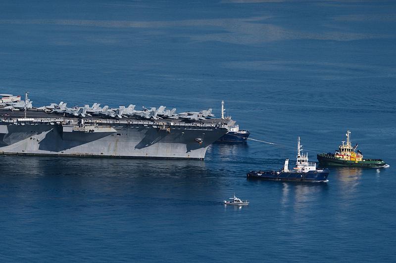 美国吹上天的“福特”号航母竟翻车了，一场大火烧了整整30多小时，把600多名船员