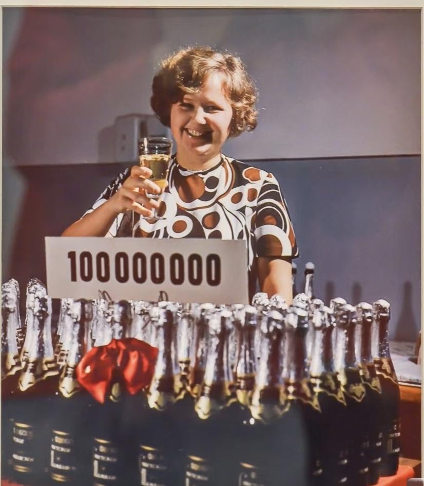 1973年，苏联第1亿瓶香槟下线，位于乌克兰基辅的福布香槟制造公司举办了盛大的庆