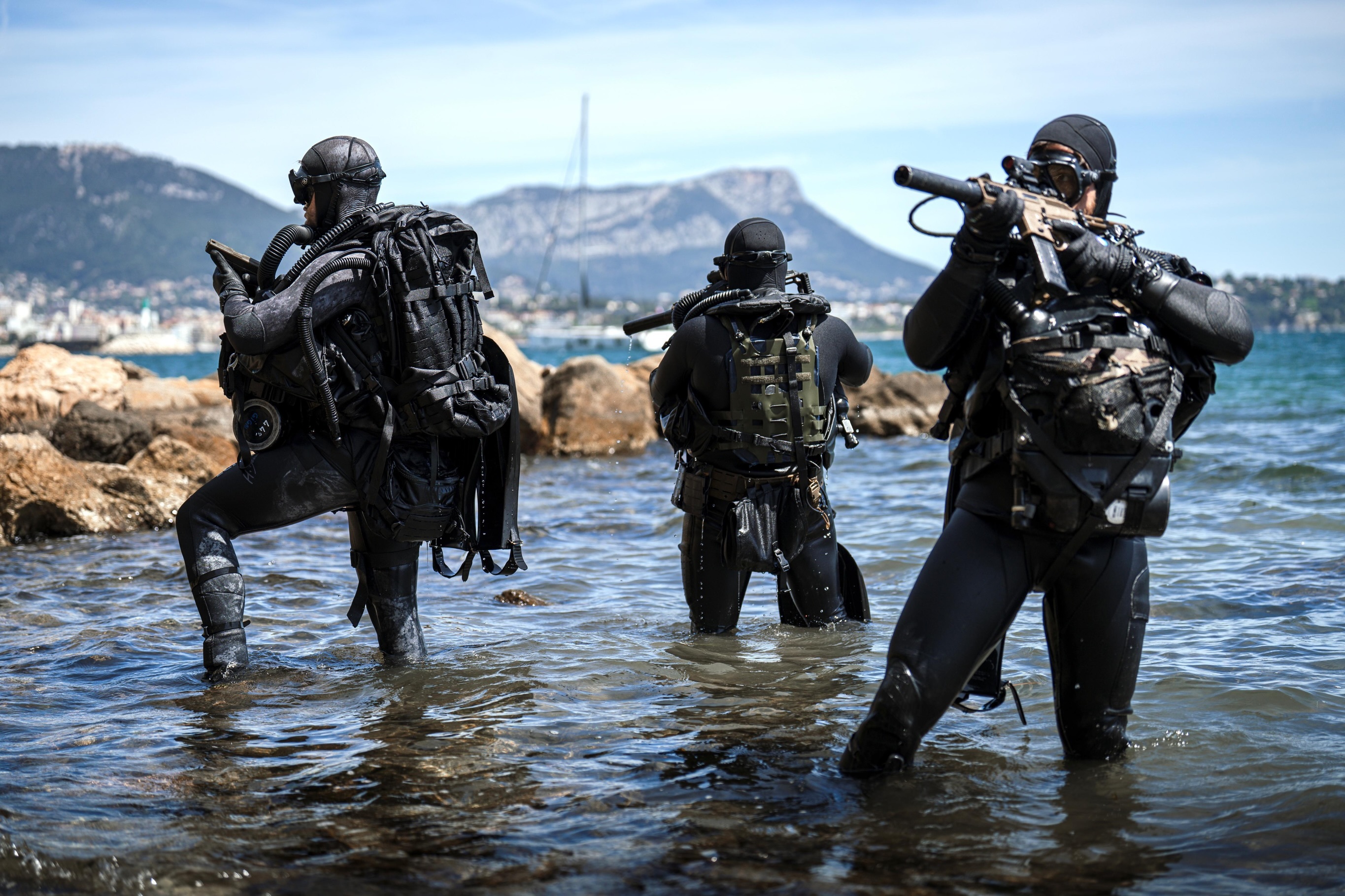 经过数周高强度训练，法国国家宪兵干预队（GIGN）下属安全保护部队（FSP）的潜