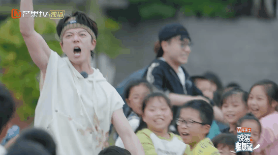 #王栎鑫和小学生拔河被拽飞#这期节目也太多的欢乐了，王栎鑫和小学生拔河比赛秒输，
