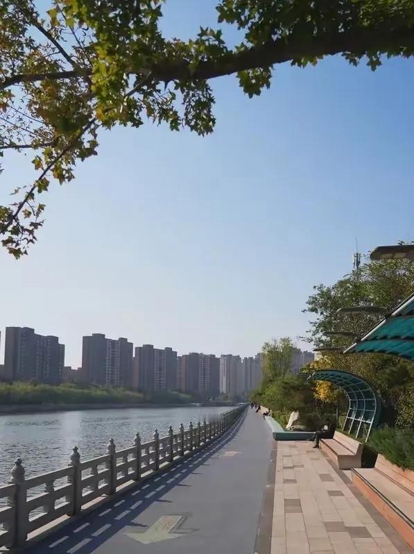 跟自己没啥关系的人，不牵扯自己利益的事，别瞎操心，能糊涂就糊涂点。
 
在成年人