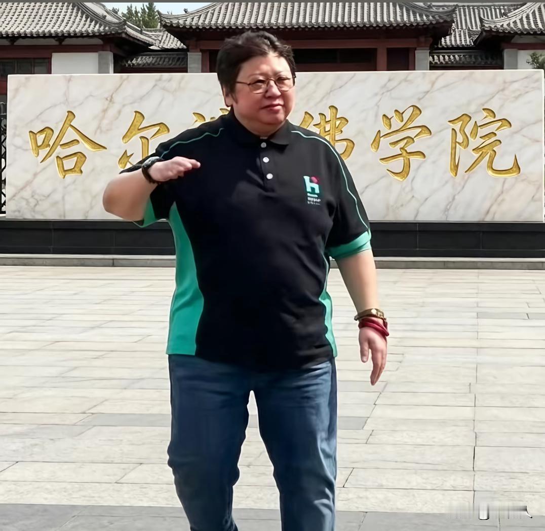 韩红老师已经公开道歉了，希望大家得饶人处且饶人处。别揪着人家一点小错误，没完没了