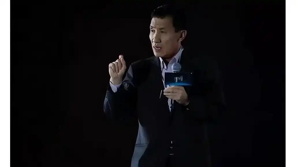 “中国拿什么挑战美国？人均收入只有人家的 8%！” 就是这位中国经济领域专家 —