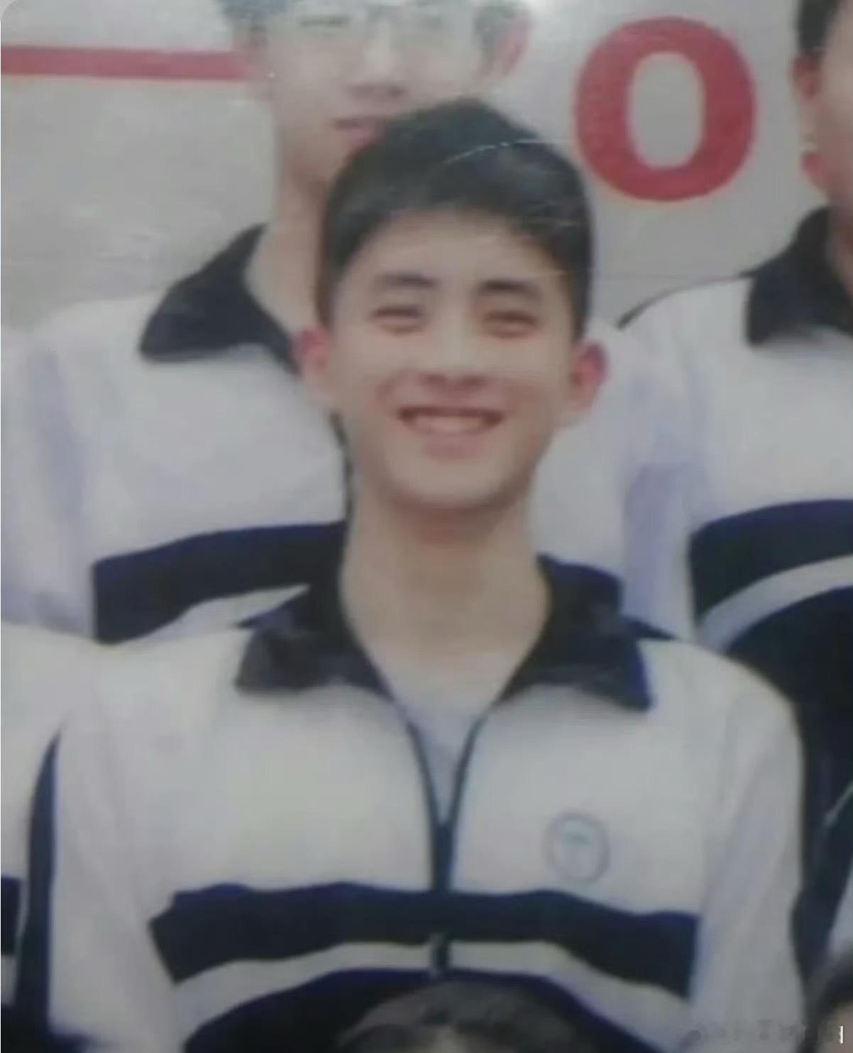 敖瑞鹏就是从小帅到大的，小时候就浓眉大眼的，阳光大男孩，标准帅哥配置啊！敖瑞鹏初