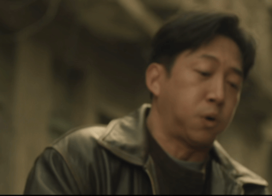 王阳把哭到腿软演出来了没有号啕大哭，但是这种自制的痛苦隔着屏幕都感受到了，人的信