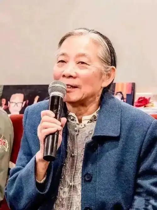 .今年82岁的林豆豆，独自居住在北京老城区的一座老房子里。既不使用智能手机，也不