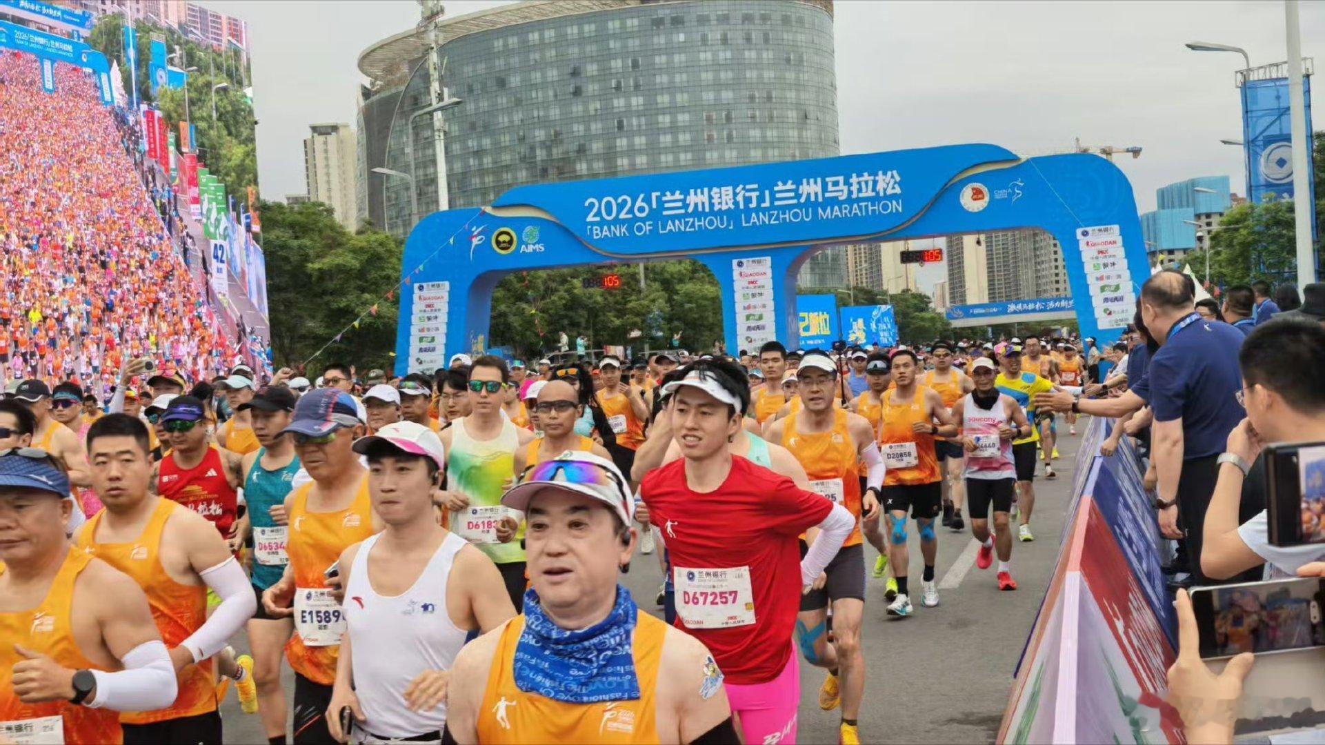 2026年5月24日，兰州街头晨光正好。 脚步踏过黄河岸，呼吸里是初夏的风。 荣