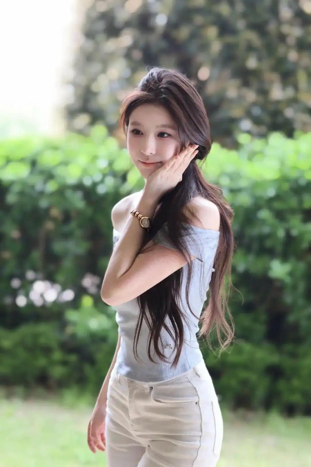 上联：油盐酱醋伴日月；
下联：春夏秋冬看星辰。
下联：锅碗瓢盆度春秋。