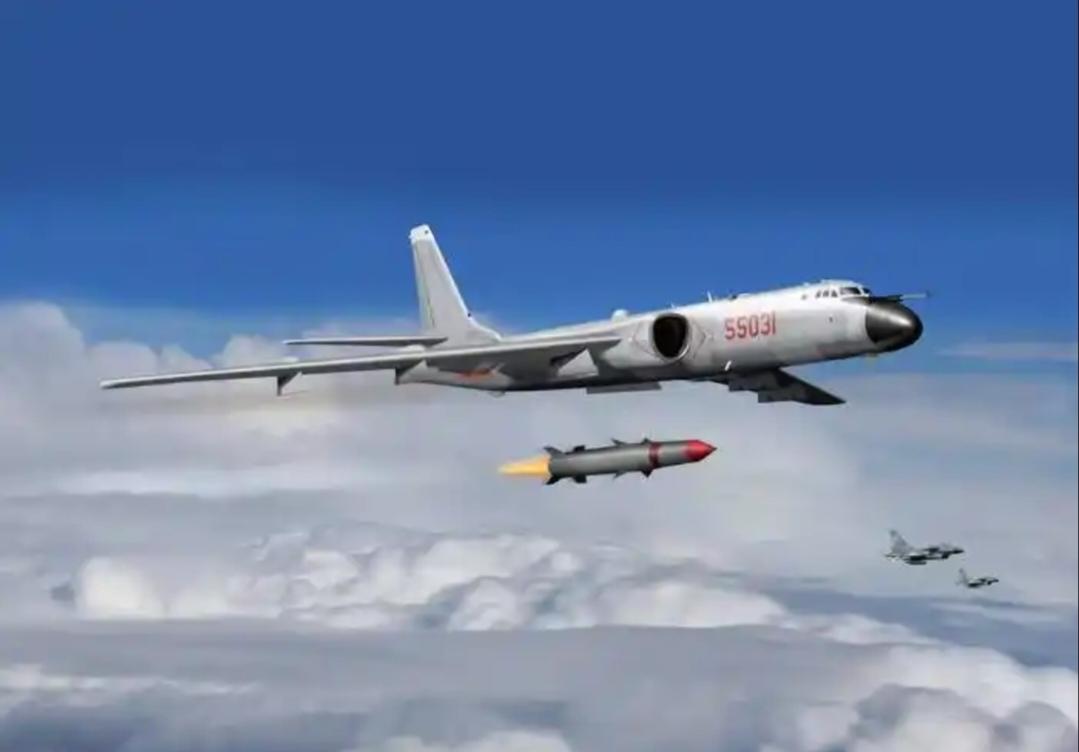 轰6K在黄岩岛巡航有何战略意义？
轰6K在黄岩岛巡航意义重大。从军事威慑角度看，