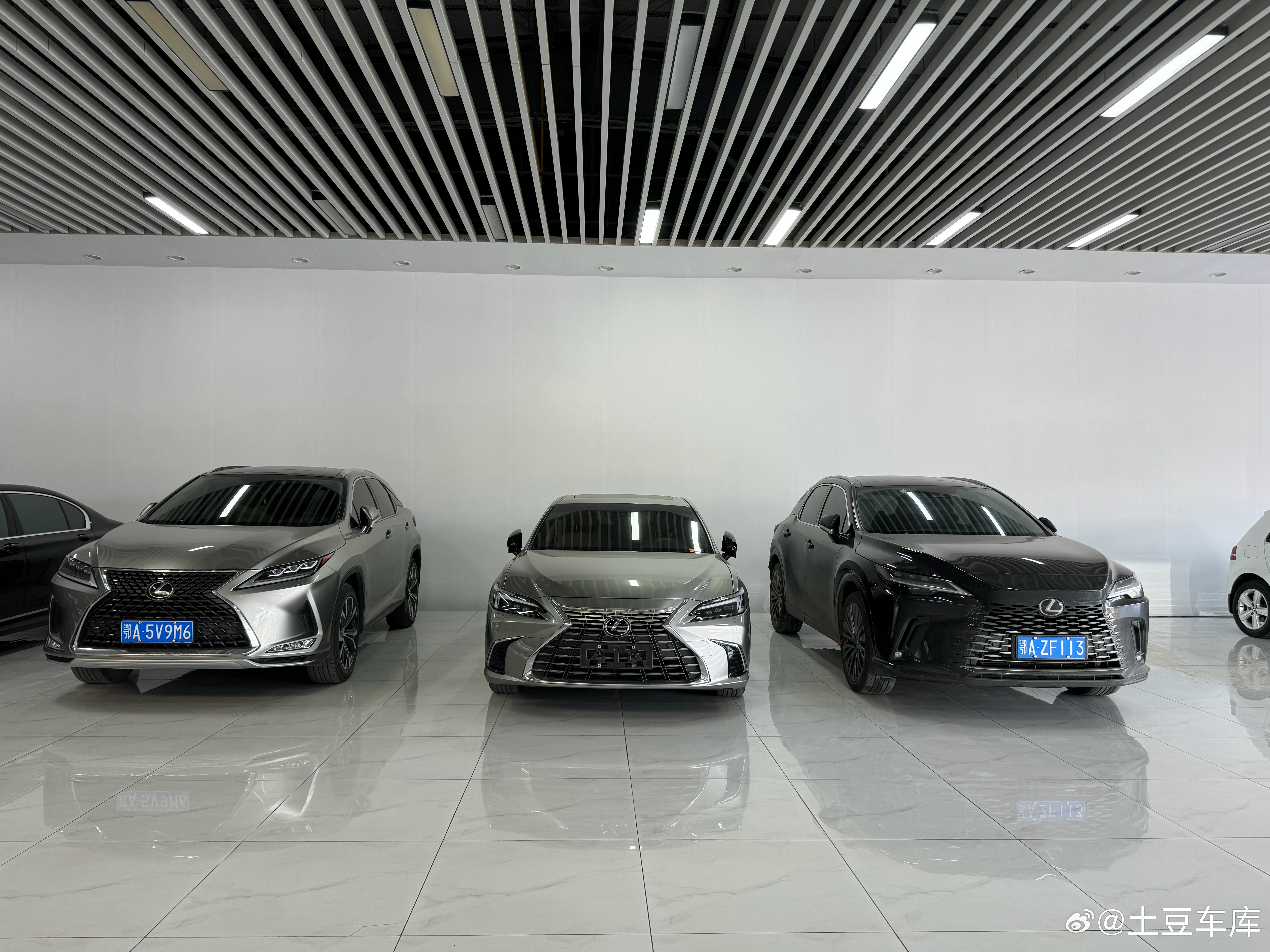 三台雷克萨斯准备交付都说太保值 二手车没性价比买的时候值钱以后卖的时候 好卖还保