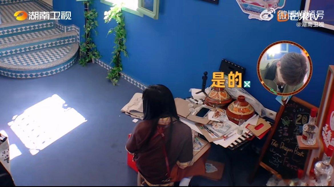 沈月人在无语的时候会发笑中餐厅名场面 沈月整理菜单时，问翟潇闻新菜叫什么，小翟一
