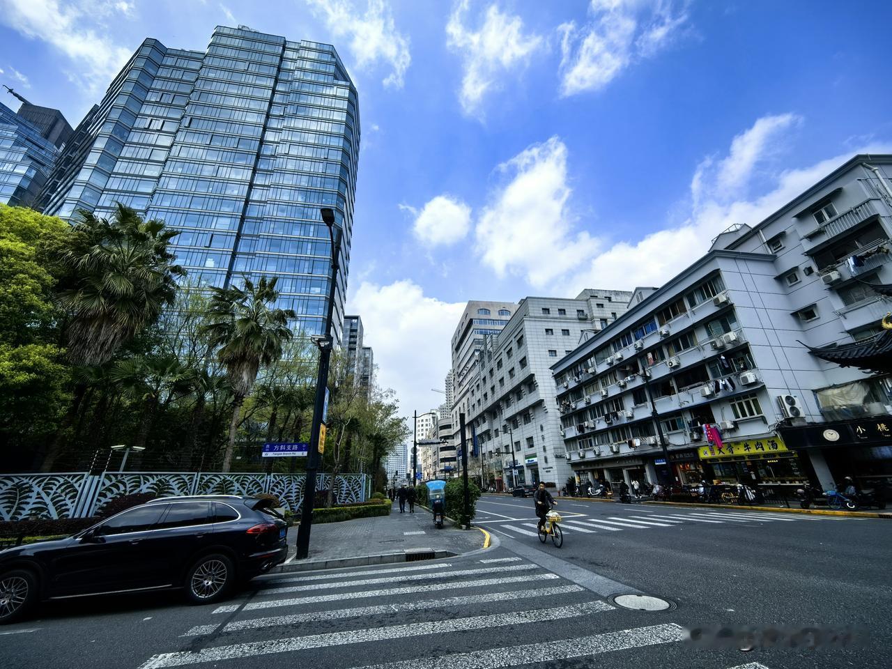 古与今的对话现场-文庙周边

文庙前的石狮子守了百年，
身后是飞檐黛瓦，
抬头却