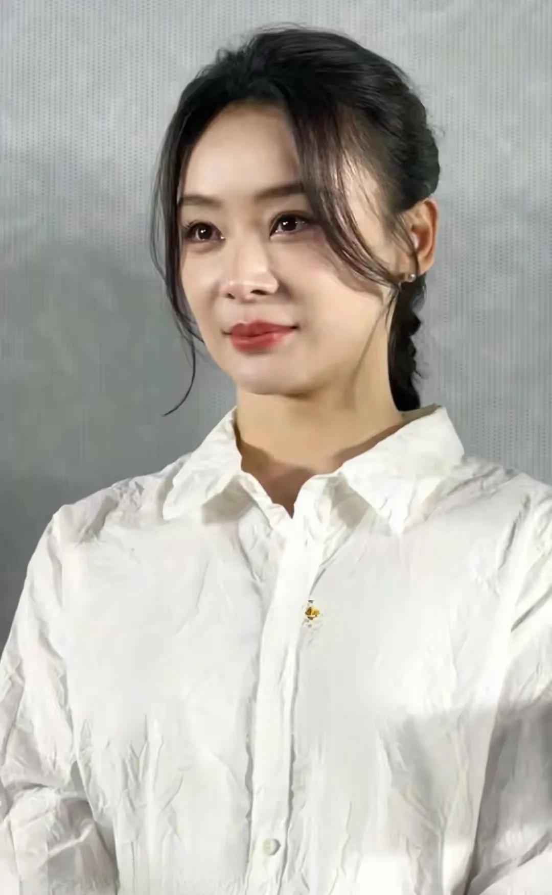 追剧《归队》袁姗姗一出场，衣服破破烂烂的，脸上血迹斑斑的，头发凌乱不堪的，但眼神