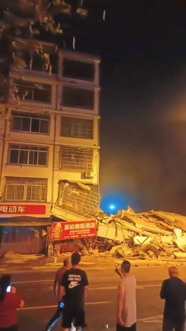 直击柳州地震现场！房屋受损道路警戒，连夜搜救争分夺秒
 
广西柳州5.2级地震发