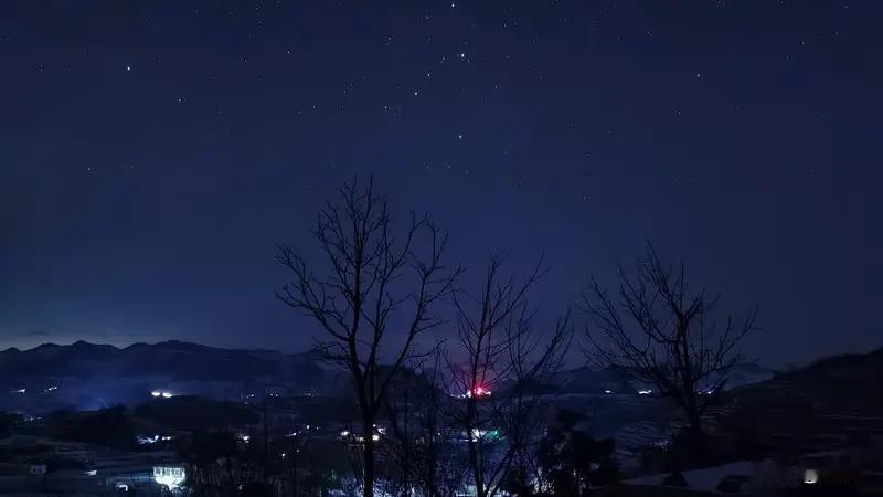 “世上无难事，只要肯登攀”，这句诗真的太有力量了。就像毛泽东主席的诗词，总是充满