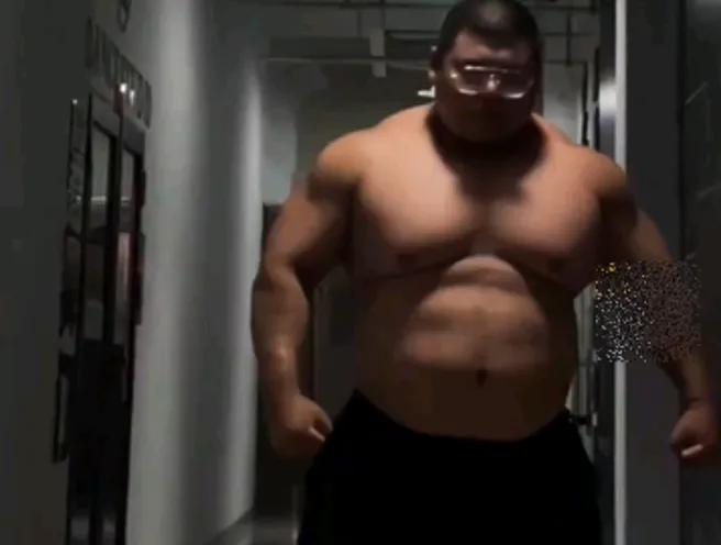 辽宁大连有位徐姓男子，体重达170公斤，却拥有8块腹肌。他那惊人的身材引发了网友