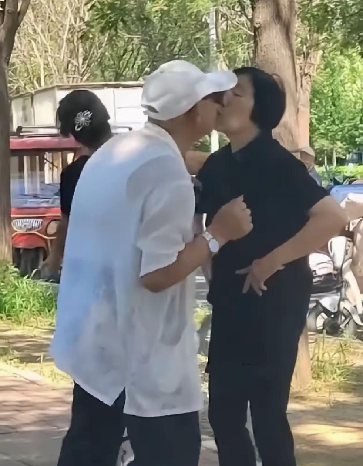 公园里的夕阳吻，

辣眼睛还是活明白了，

我们到底在争论什么。

最近刷到一条
