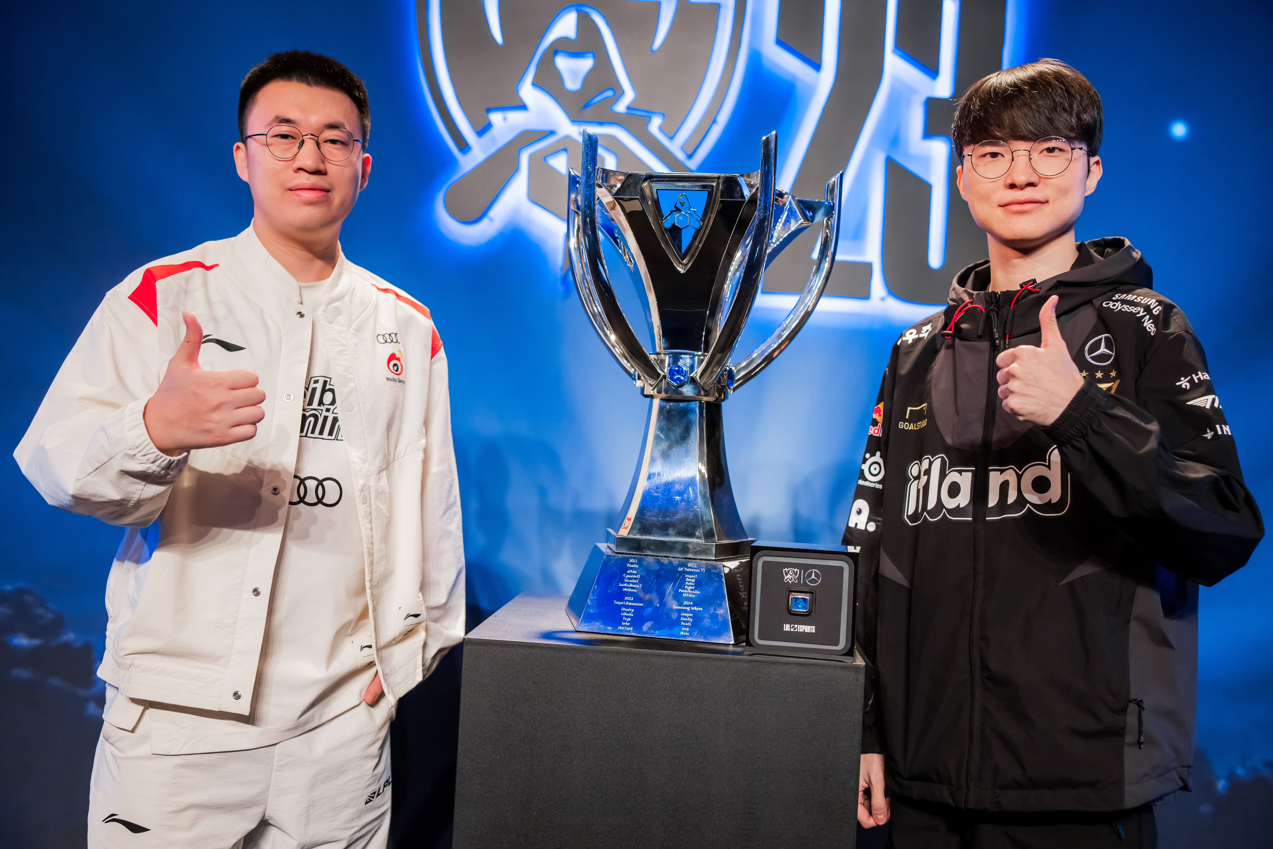 LoLesports公布照片：Xiaohu和Faker在S赛奖杯前大拇指点赞