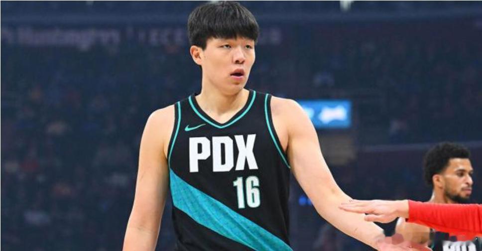 杨瀚森G联赛亮眼 开拓者召回对战国王杨瀚森在G联赛对阵斯托克顿国王的比赛中首发出