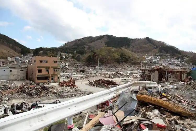 商场炸了，高桥塌了，列车脱轨，烟囱断了，日本熊本县7.1级地震灾情相当惨烈。
虽