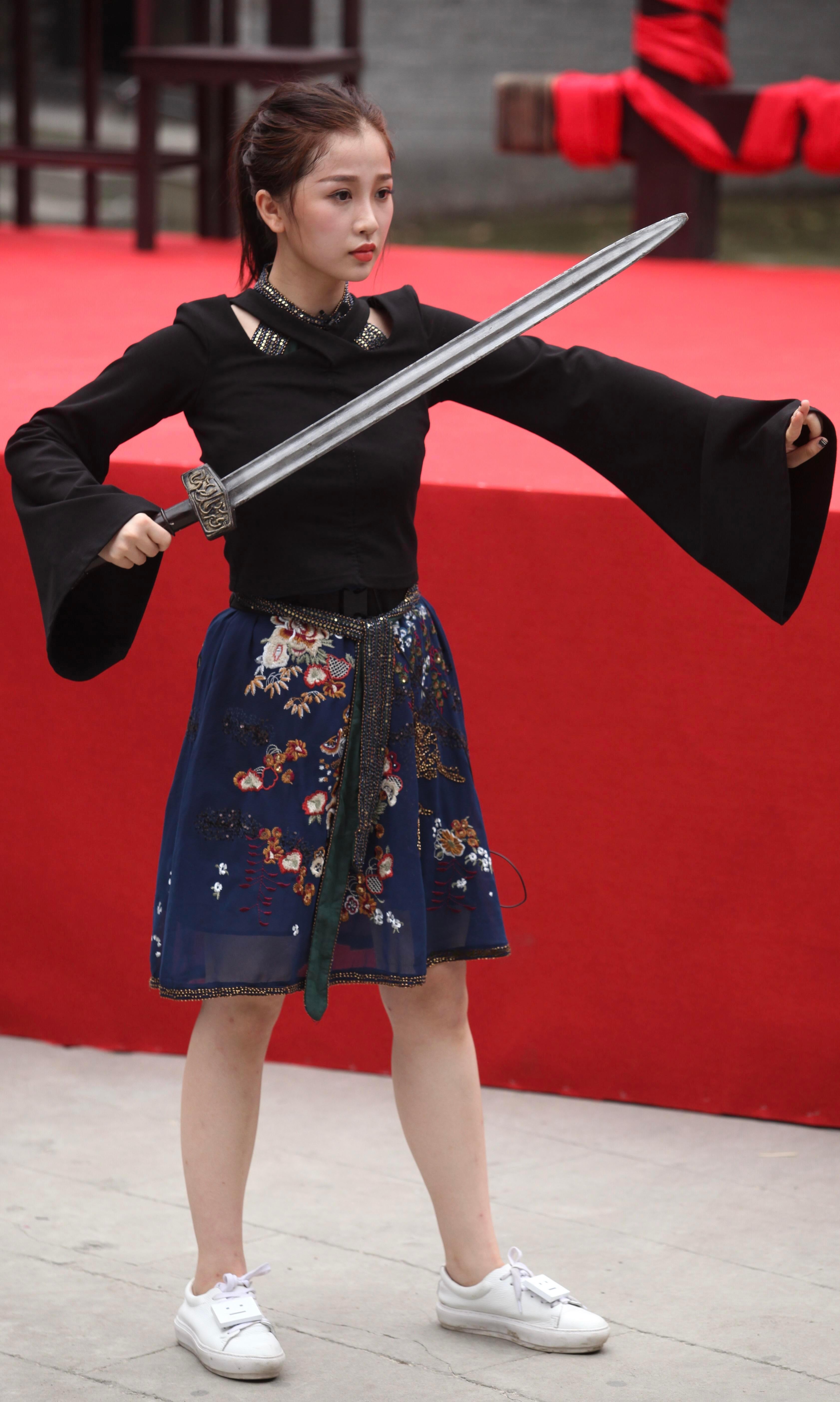 虞书欣早期排练武打动作 